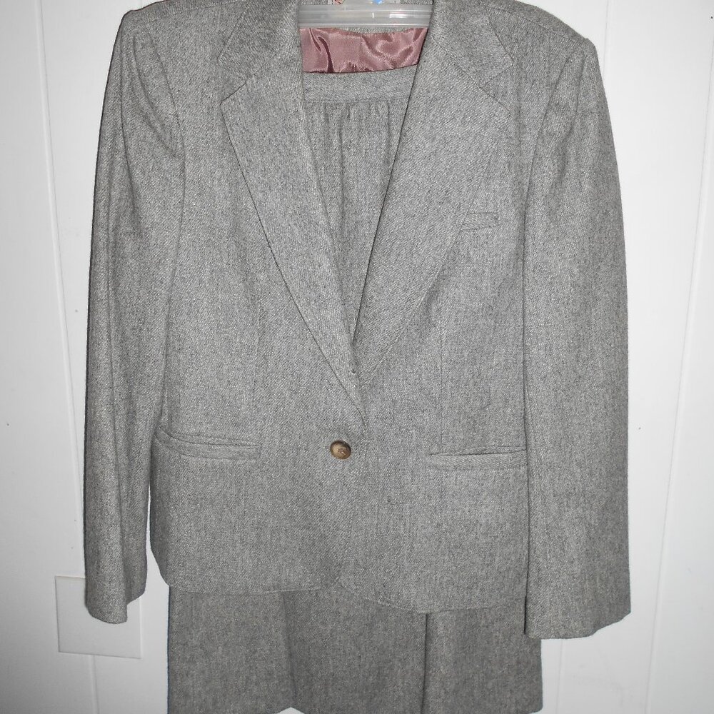 Evan Picone  Suit- Grey- 28  inch waist